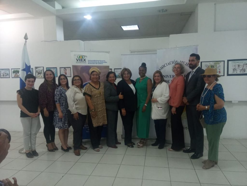 Mujeres universitarias dialogan con la ministra de la Mujer