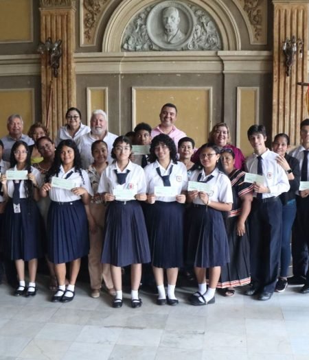 Fundación Pro Instituto Nacional (FUPROIN) entrega las Becas FUPROIN 2025