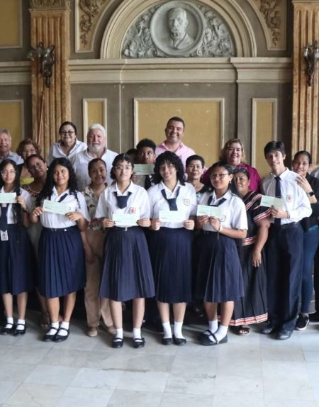 Fundación Pro Instituto Nacional (FUPROIN) entrega las Becas FUPROIN 2025