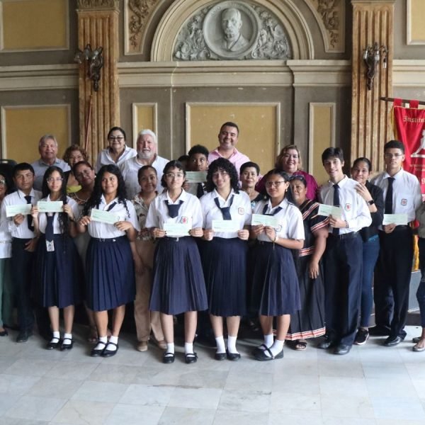 Fundación Pro Instituto Nacional (FUPROIN) entrega las Becas FUPROIN 2025