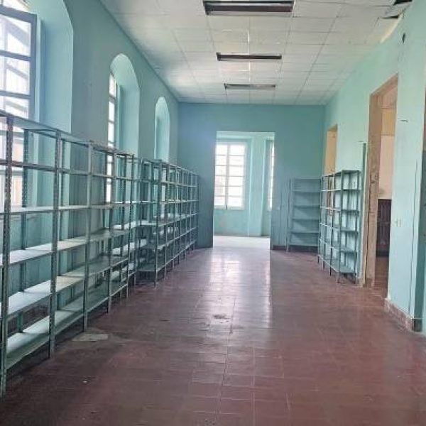 Libros del Instituto Nacional terminaron en el vertedero