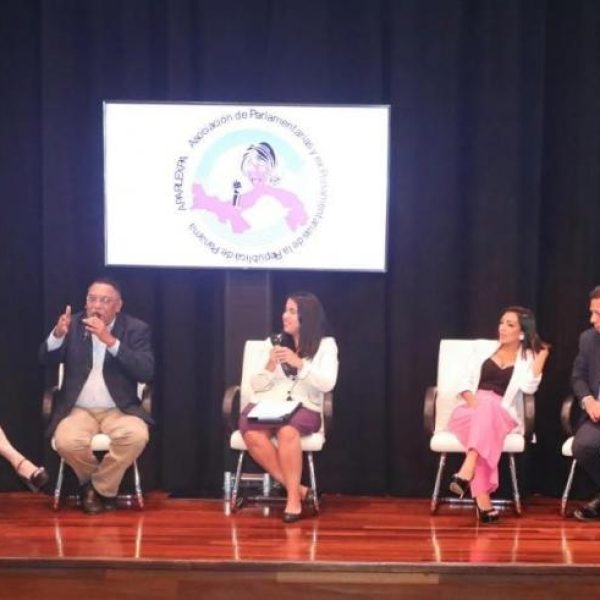 Mesa de Periodistas: La función social de los medios de comunicación con la mujer política