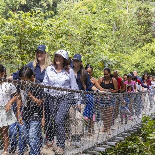 Inauguración de puente sobre río Boqueron,Inauguración de los trabajos de restauración de puente peatonal sobre el río Boqueron que fueron realizados utilizando material reciclado de las llamadas botellas de amor.
El piso de puente fue reemplazado con perfiles de material reciclado en una labor realizada entre BLADEX y Canal de Panamá.Este trabajo beneficia directamente a los moradores de 4 comunidades de la Cuenca del Canal.Ilya Espino de MarottaTERMS & CONDITIONS:
Any use of Panama Canal's visual material must be properly credited "Courtesy of the Panama Canal Authority." The footage or photographs may only be used for the purpose requested and/or for content related to the Panama Canal.  This material may not be sold or transferred to third parties.TERMINOS Y CONDICIONES:
Cualquier uso de fotografia y/o video del Canal de Panama debe ser debidamente acreditado como “Cortesia de la Autoridad del Canal de Panama.” Las fotografias y video solo pueden ser utilizadas para la revista/ medio/ programa / contenido para las que fueron solicitadas. El material no puede ser transferido ni vendido a terceros.