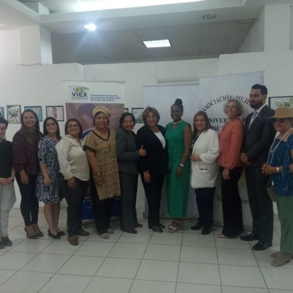 Mujeres universitarias dialogan con la ministra de la Mujer