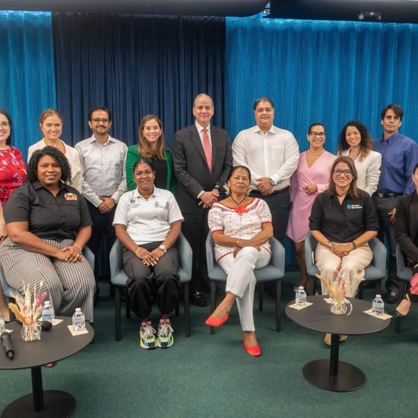 Fundación AES Panamá lanza convocatoria de fondos “Mujeres que Brillan”