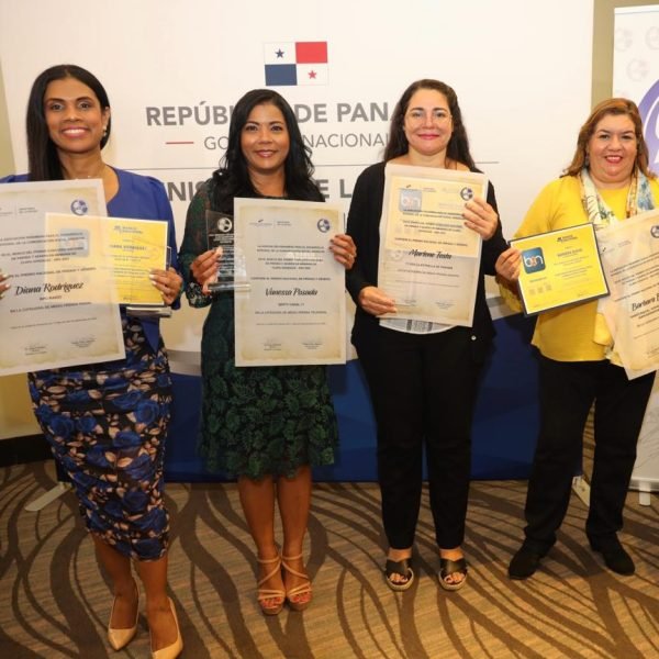 Asociación Panameña para el Desarrollo Integral de la Comunicación Social – APADICOS y el Ministerio de la Mujer entregan premios a las ganadoras del “Primer Concurso Nacional de Prensa y Género Clara González