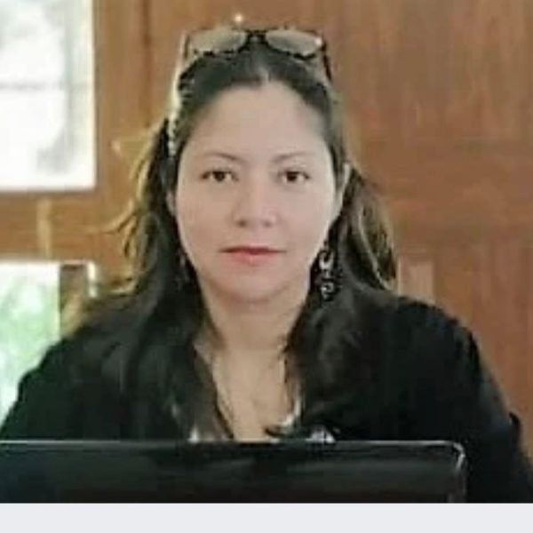 Jóvenes conversan sobre las experiencias sexistas en los centros escolares