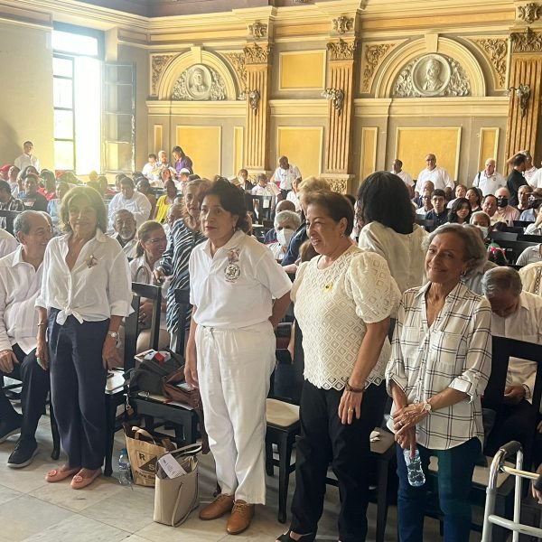 Egresados del Nido de Águilas rinden homenaje y efectúan caminata histórica del 9 de enero