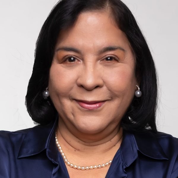 Mujeres en Ciencia y Tecnología: Superando Desafíos y Rompiendo Barreras