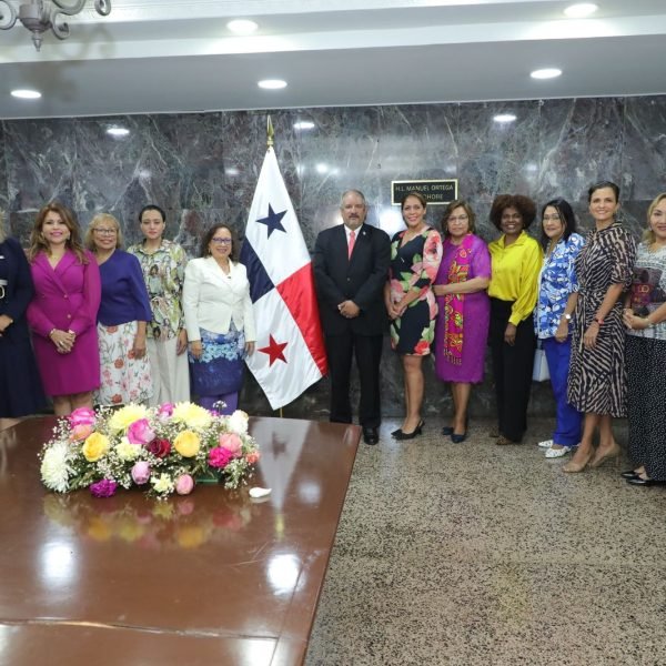 Organizaciones femeninas defienden permanencia del Ministerio de la Mujer